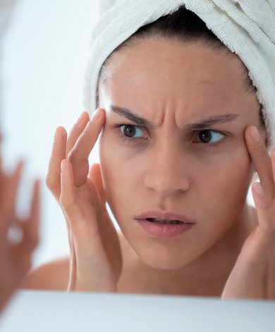 Which factors aggress sensitive skin?